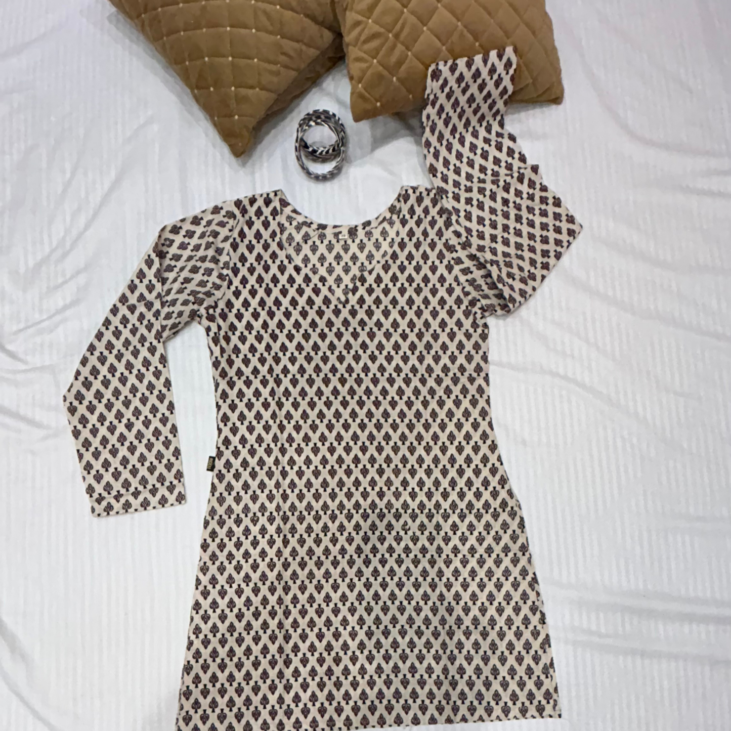 CHANDRIKA Round Neck Full Sleeves Mid Length Kurti