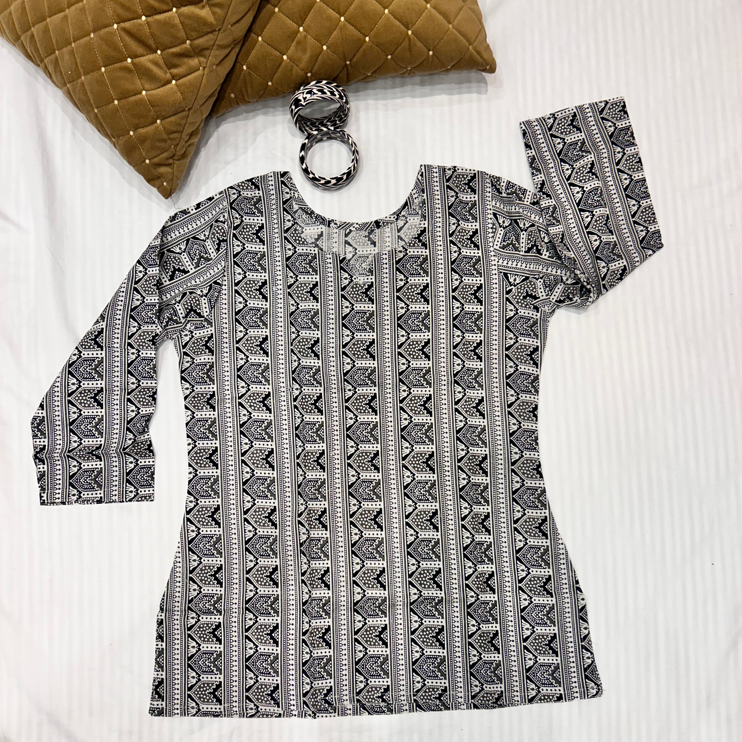 JHAROKA Round Neck Three Quarter Sleeves Short Kurti