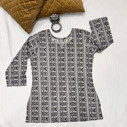 JHAROKA Round Neck Three Quarter Sleeves Short Kurti