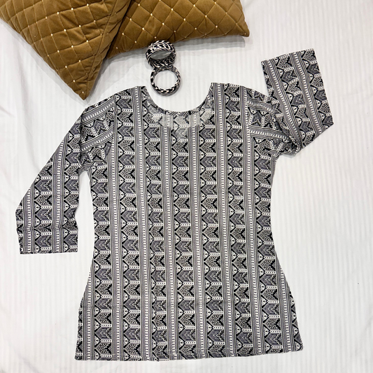 JHAROKA Round Neck Three Quarter Sleeves Short Kurti