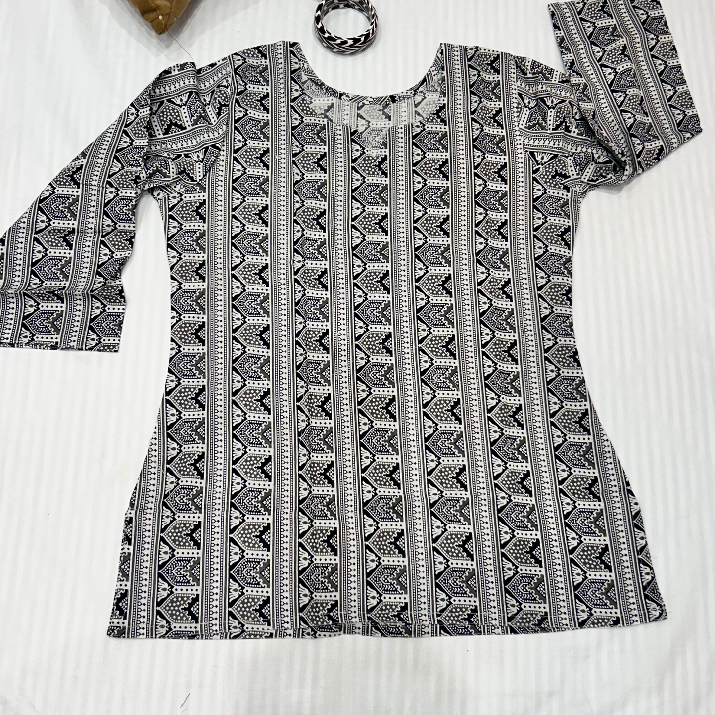 JHAROKA Round Neck Three Quarter Sleeves Short Kurti