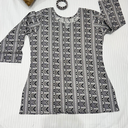 JHAROKA Round Neck Three Quarter Sleeves Short Kurti