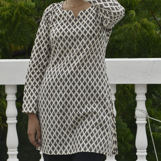 CHANDRIKA Round Neck Full Sleeves Mid Length Kurti