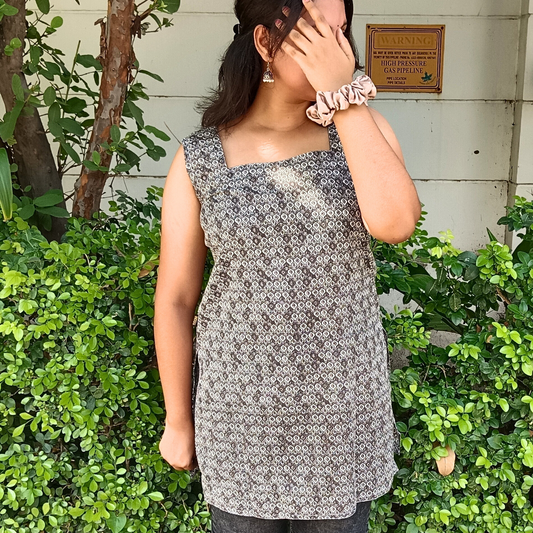 SHARVII Square neck sleevless mid length kurti