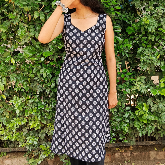TAMASVI Diamond Neck Sleeveless Long kurti